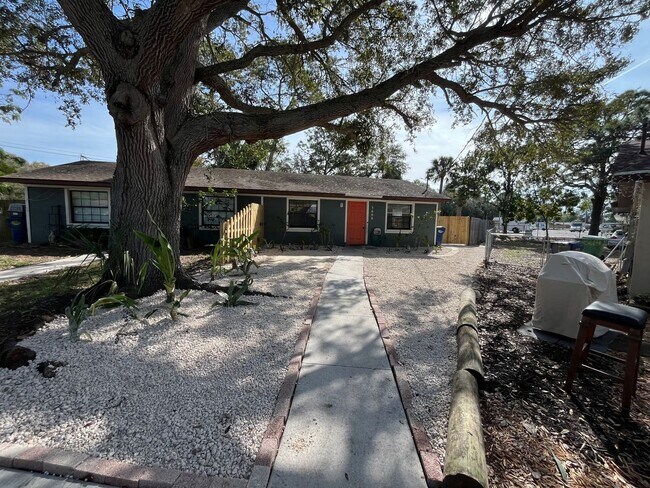 Building Photo - Cozy duplex with 3 bedrooms and 2 baths