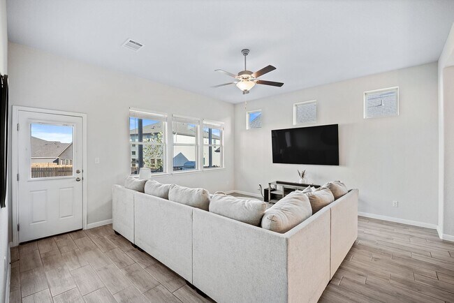 Building Photo - Amazing 5 Bedroom Home - Georgetown