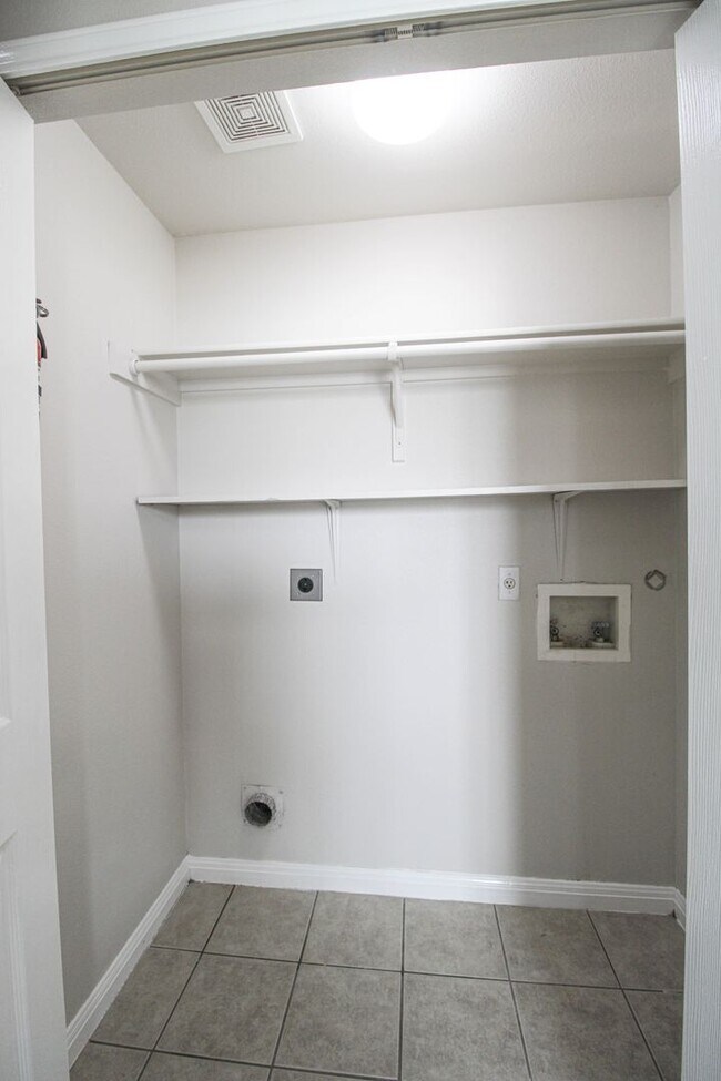 Building Photo - 530 Dukeway Dr