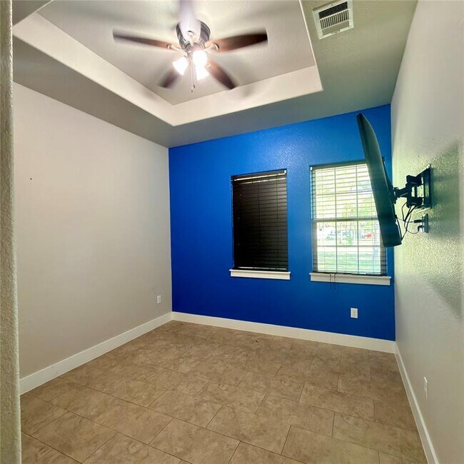 Building Photo - 127 Comanche Trail