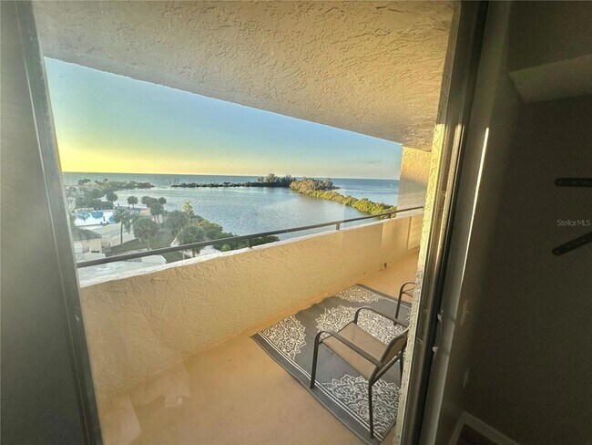 Building Photo - 6035 Sea Ranch Dr