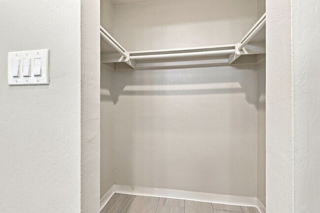 Building Photo - 935 Castlewood Dr