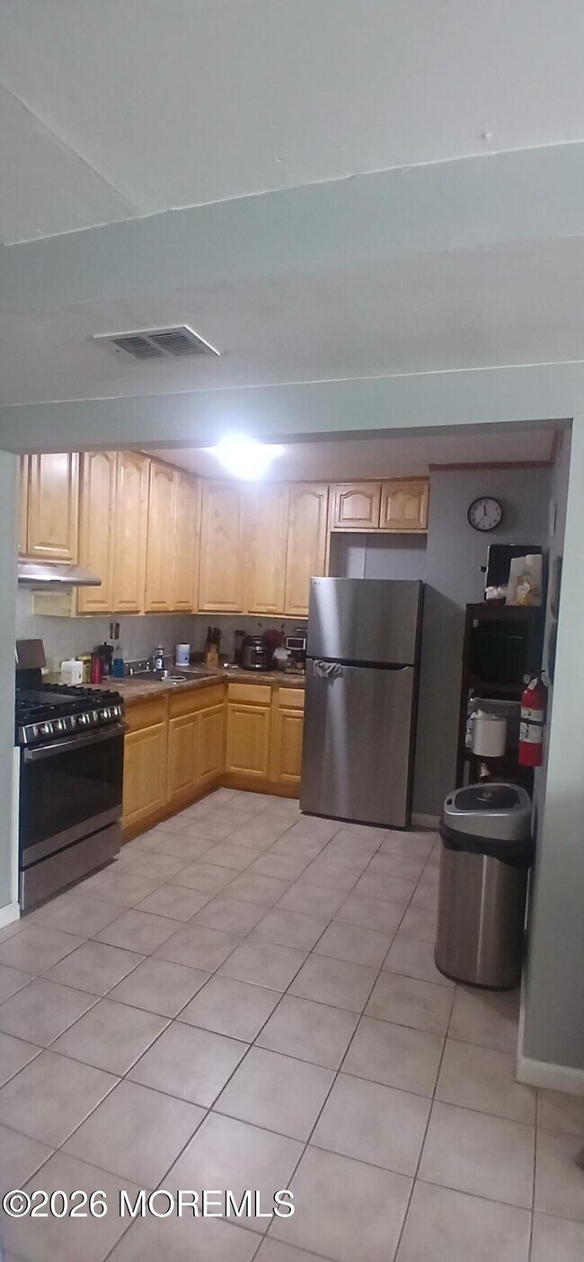 Building Photo - 124 College Dr