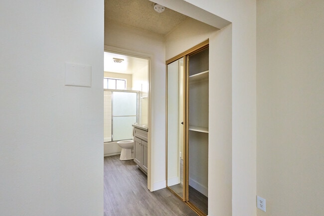 Building Photo - 1402 N Alta Vista Blvd