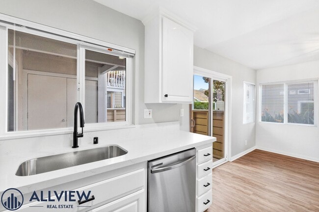 Building Photo - Remodeled 2 Bed, 2 Bath Condo with Ocean V...