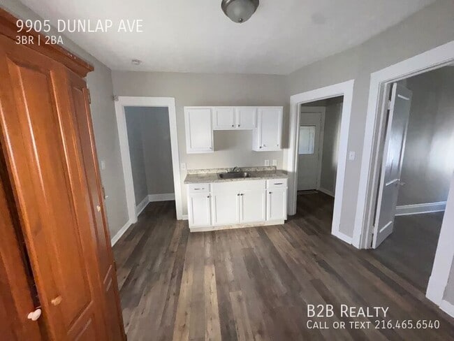 Building Photo - 9905 Dunlap Ave