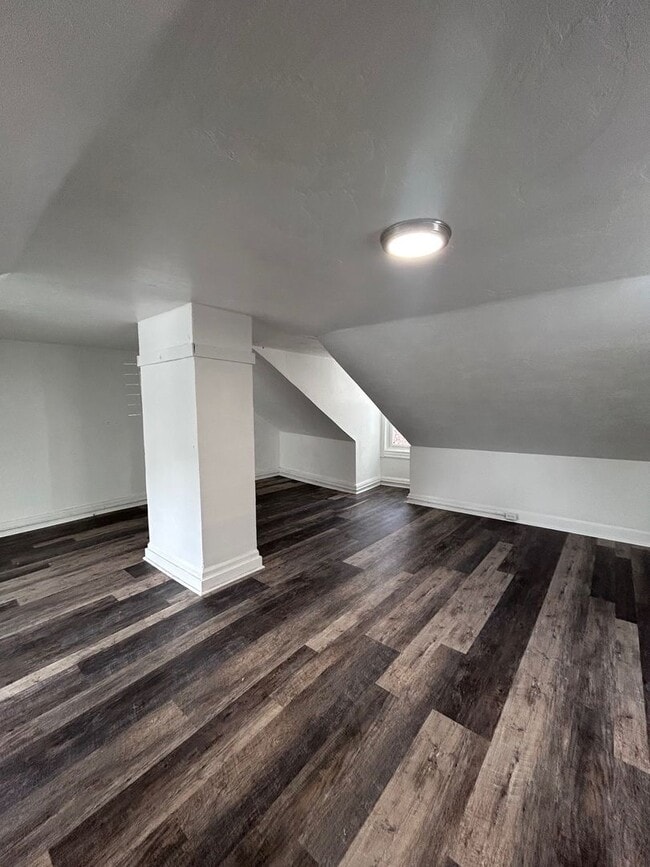 Building Photo - Available NOW - 2 Bedroom - Brighton Heights Area