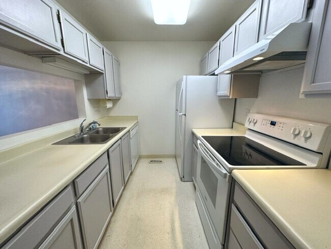 Building Photo - South Anchorage Home with Fenced in Yard & In Unit Laundry