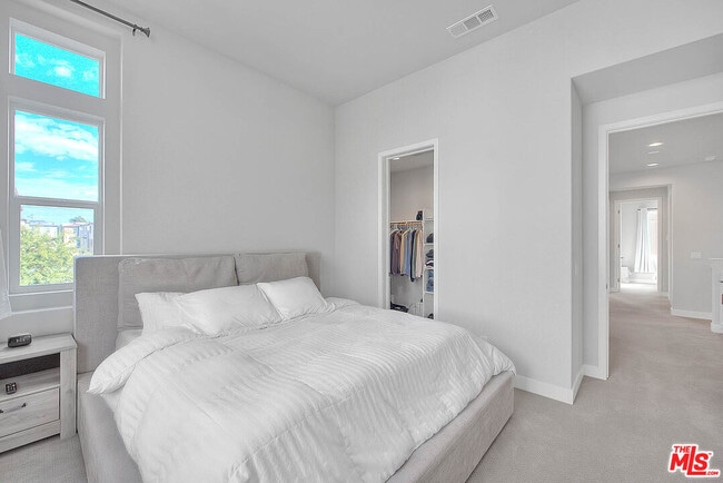 Building Photo - 629 Daniel Freeman Cir