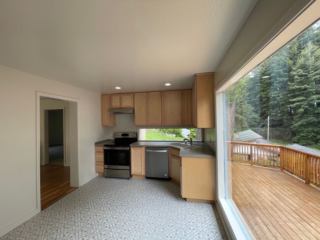 Building Photo - Beautiful and Spacious Home with New Deck ...