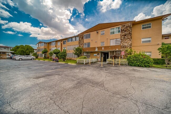 Building Photo - 140 Royal Palm Rd