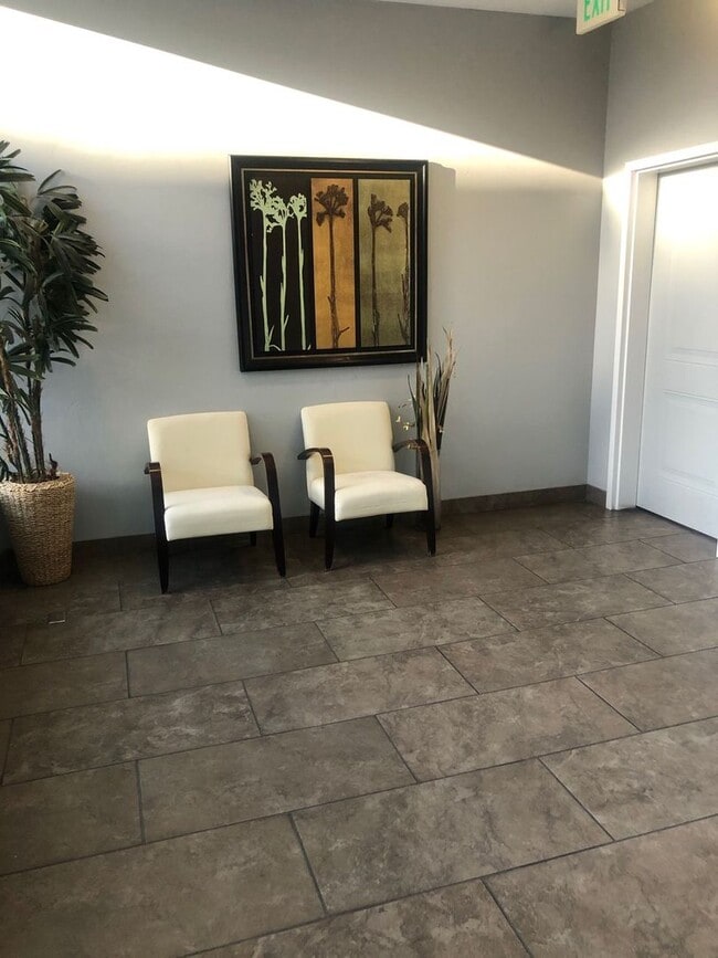 Building Photo - Stunning Down Town Condo in Secure Building