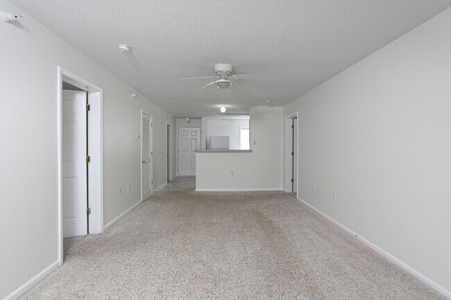 Building Photo - Spacious 3 Bed 3 Bath Apartment near NCSU & Downtown Raleigh! Available August 15th!