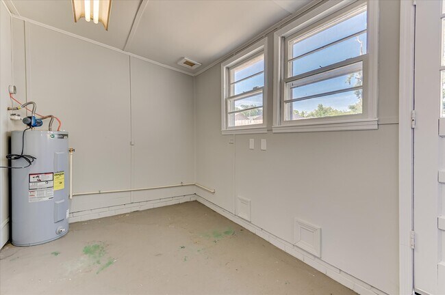 Building Photo - 3210 York Dr