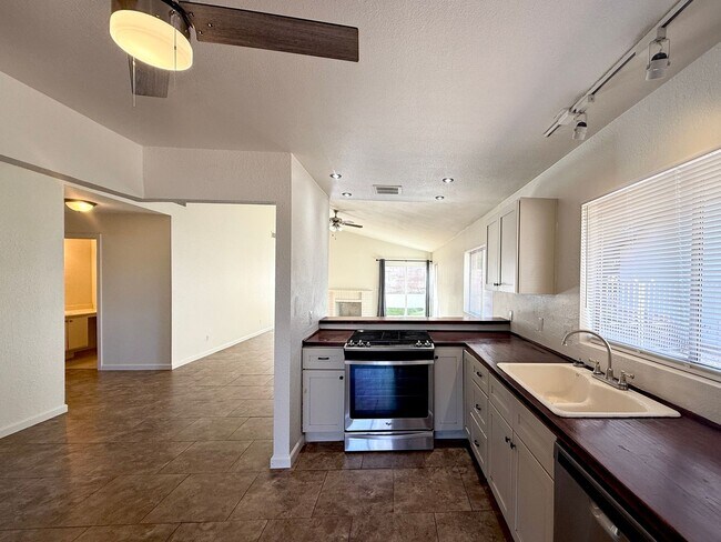 Building Photo - NO HOA! 4-Bedroom Single-Story Home in Henderson – Pets Welcome!