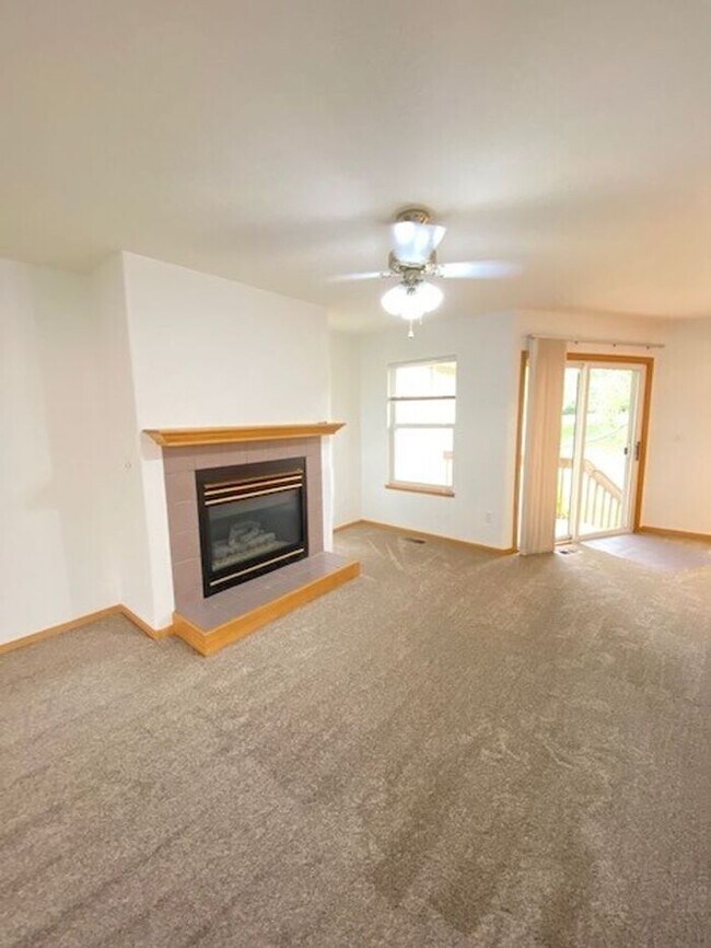 Building Photo - Large 3 Bedroom, 2.5 Bath Townhome with 2 car attached garage in Northwest Loveland, CO