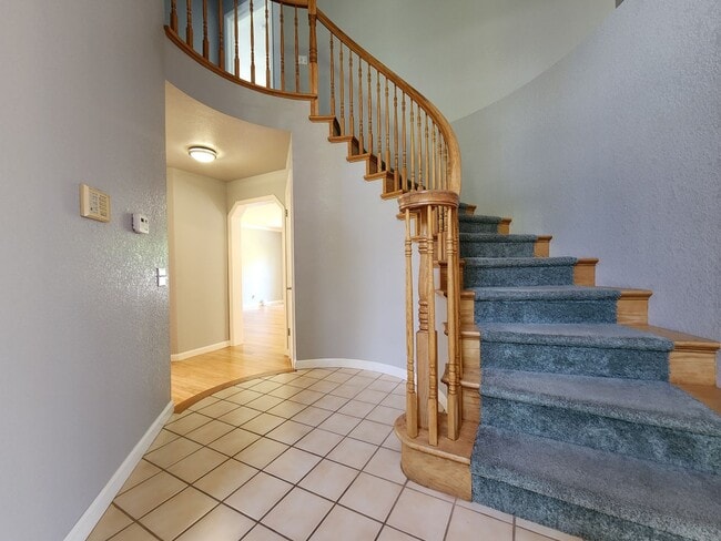 Building Photo - Spacious 4 Bed / 3 Bath Windsor Home