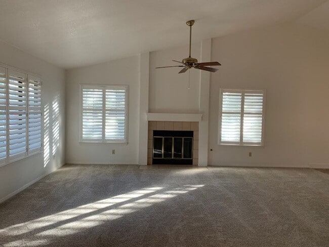 Building Photo - Spacious Bullard Area condo, recently upda...