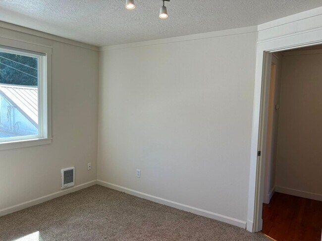 Building Photo - 1288 E Santiam St