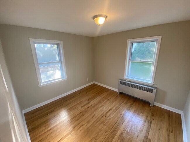 Building Photo - 30 E 7th St