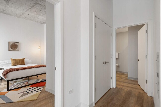 Building Photo - 853 W Blackhawk St