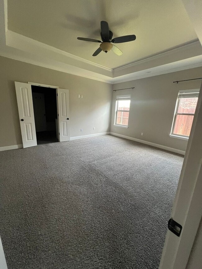 Building Photo - Spacious Family Room Great Location