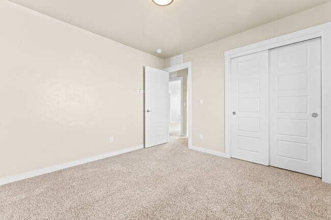 Building Photo - 5 Bedroom 2.5 Bath FOUR CAR GARAGE Eagle, ...
