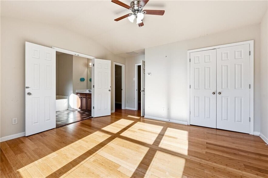 Building Photo - 6199 Thorncrest Dr