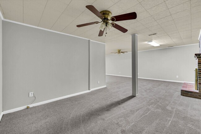 Building Photo - 780 Rossview Rd