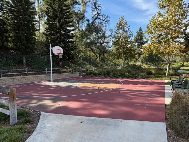 Building Photo - Amazing 4-bedroom home with a view, Availa...