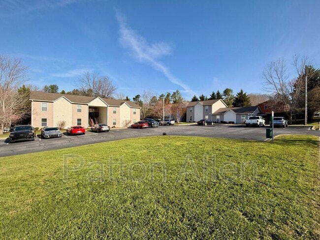 Building Photo - 10 Zell Ln