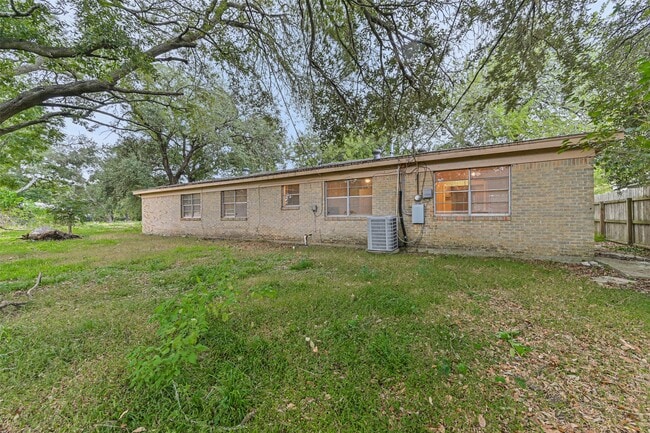 Building Photo - 6425 N Ridgecrest Dr