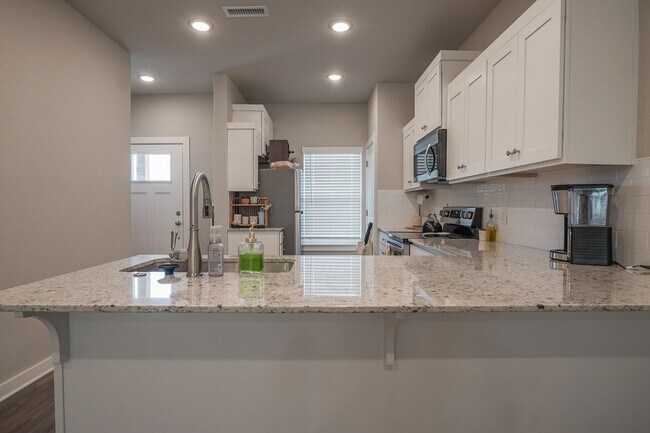 Building Photo - 2 bedroom 2.5 bath home located in Fayetteville, AR
