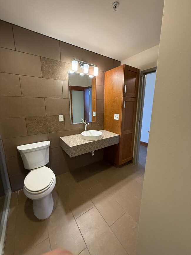 Building Photo - Luxury Apartment