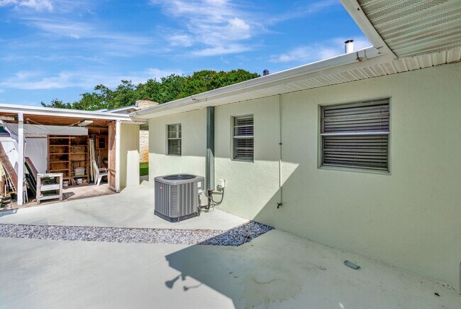 Building Photo - Beachside Bliss in Hobe Sound – Move-In Ready with Room to Roam!