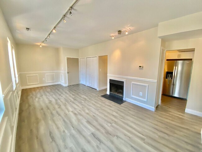 Building Photo - Large  Sunny Dupont Circle 2 bed 2 bath Ap...