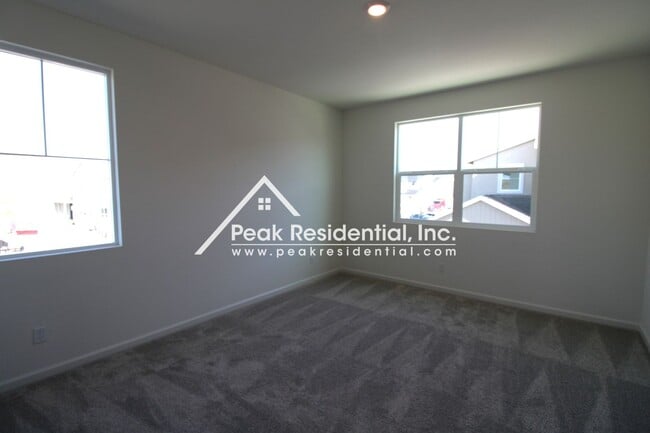 Building Photo - Newer 4bd/3ba Folsom Home with 2 Car Garage