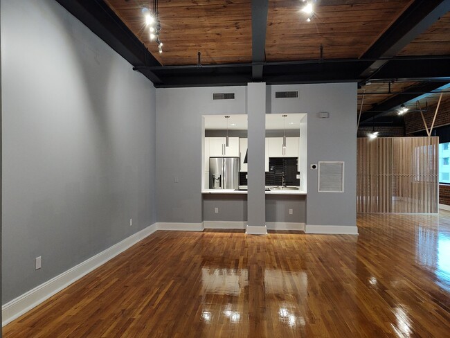 Building Photo - Luxury studio located in Factory South!