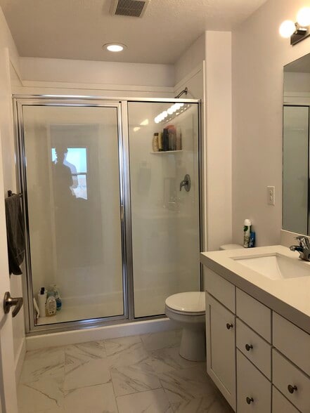 Ensuite - 3848 W Kinglassie Ln