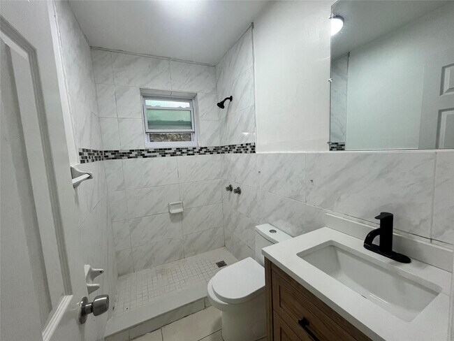 Building Photo - 1604 NW 24th Ct