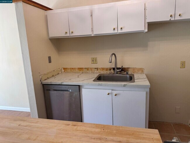 Building Photo - 2059 Ascot Dr
