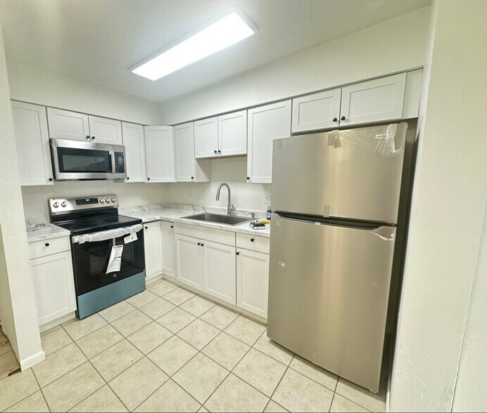 Primary Photo - 3950 SE 19th Ave