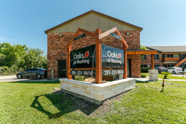 Interior Photo - Oaks at Mustang