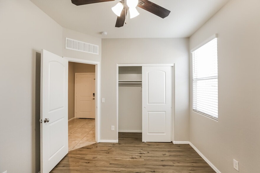 Building Photo - 25562 W Desert Dr
