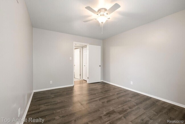 Building Photo - 8657 Kennedy Cir N