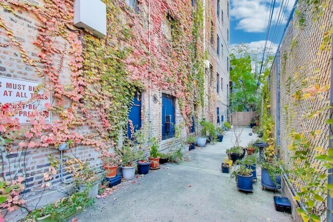 Building Photo - 636 W Waveland Ave