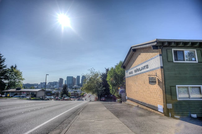 Building Photo - Midlake Apartments
