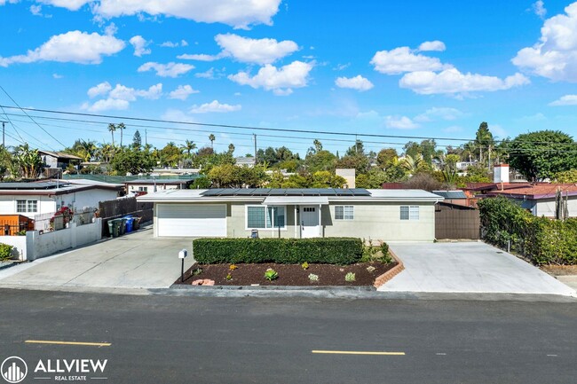 Building Photo - Charming Home with Expansive Backyard Oasis