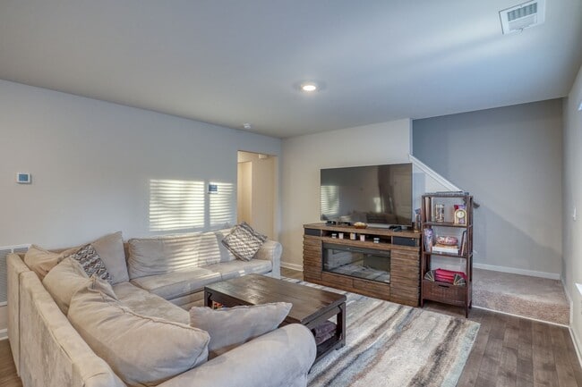 Building Photo - 124 Currant Cir