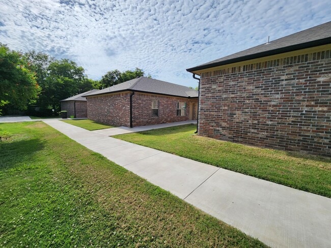 Building Photo - 422 E 13th St